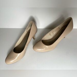 Life Stride~Parigi~Neutral~Beige~Faux Patent Leather~Round Toe~Pump~Size 7.5